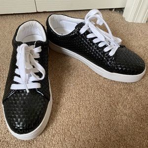 Isaac Mizrahi sneaker. Black. Size 8.5